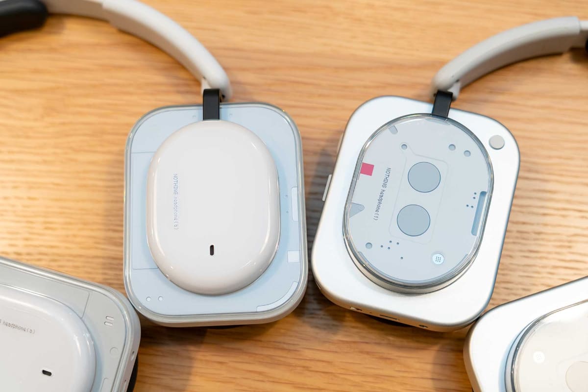 左が「Headphone (a)」、右が「Headphone (1)」。これら2モデルはシースルーになっている部位も異なる