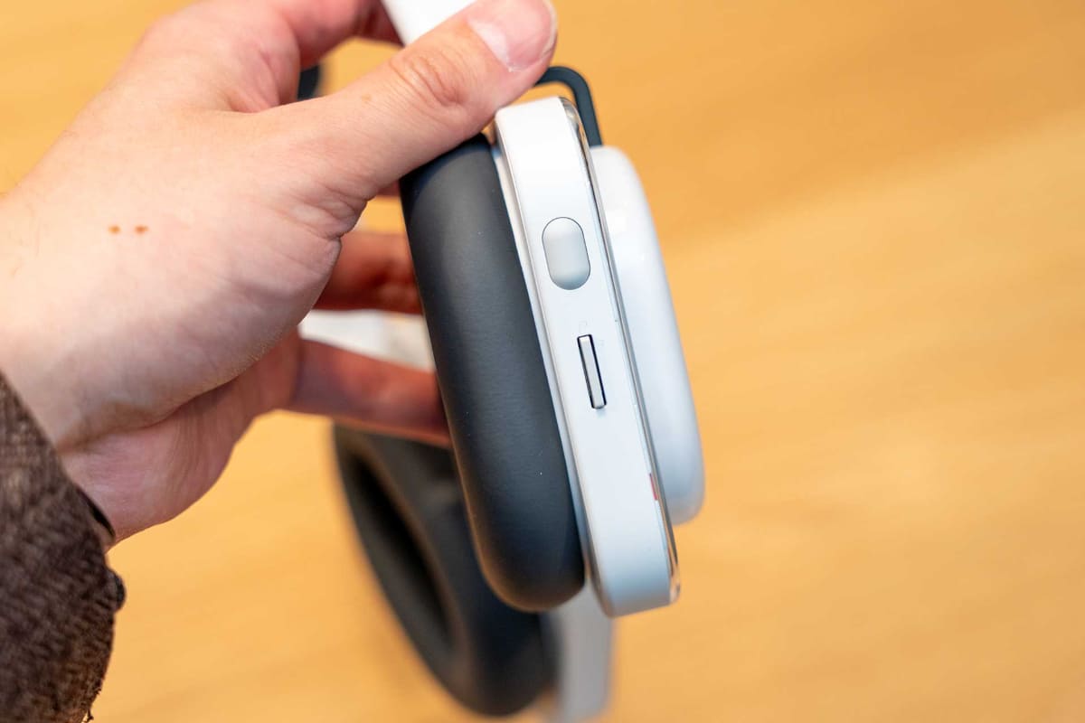 回転・押し込み操作ができるローラーや、左右に倒せるパドルといった物理ボタンを搭載