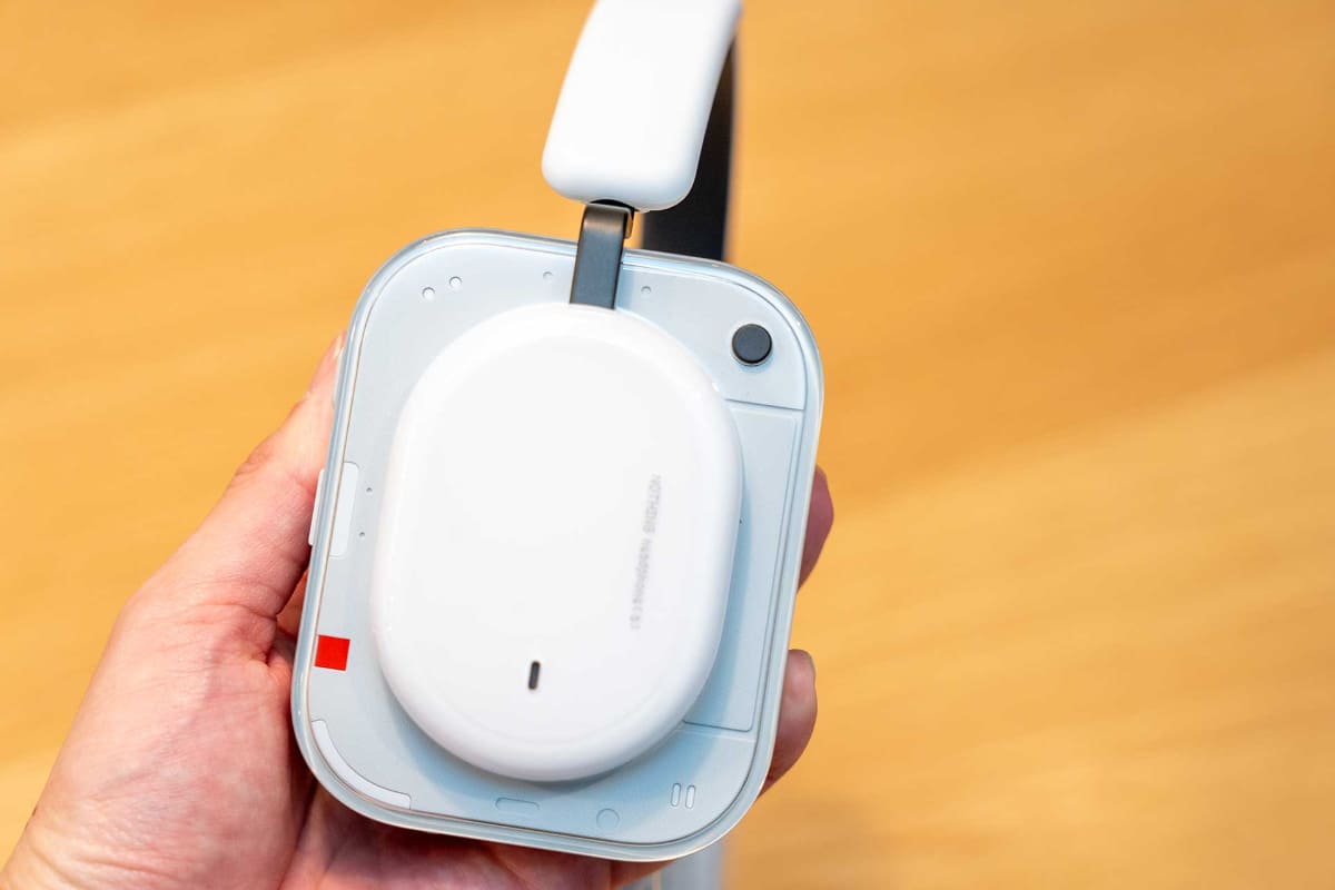 ハウジング右上に押し込み操作ができるボタンを備える