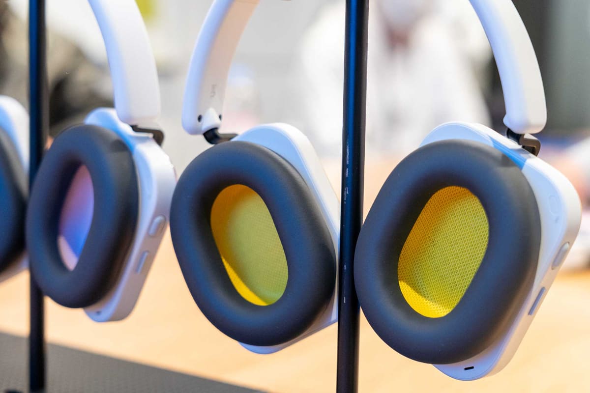 ピンクやイエローモデルは、イヤーパッド内側も同色になっている