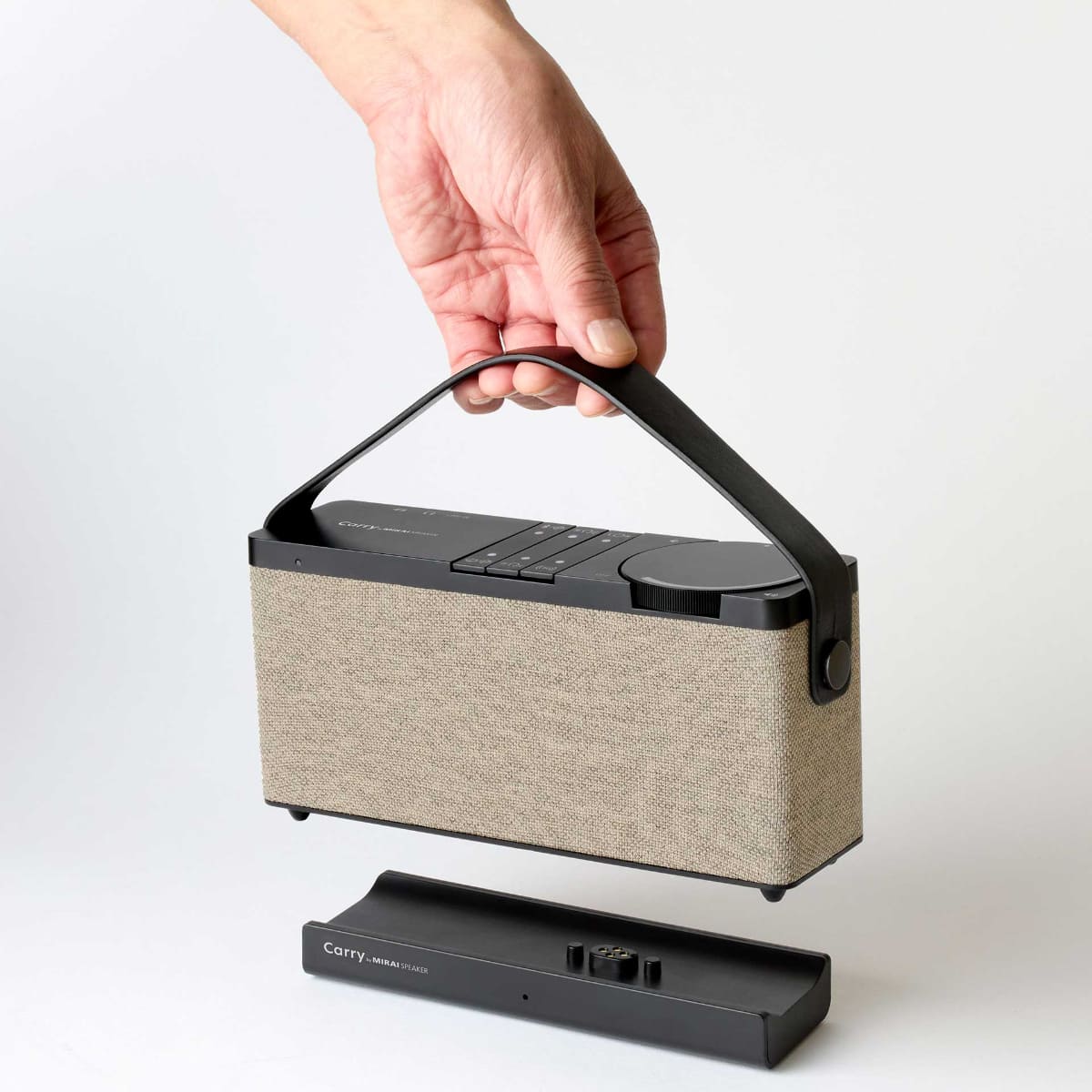 本体スピーカーとベースユニットがセットになっている