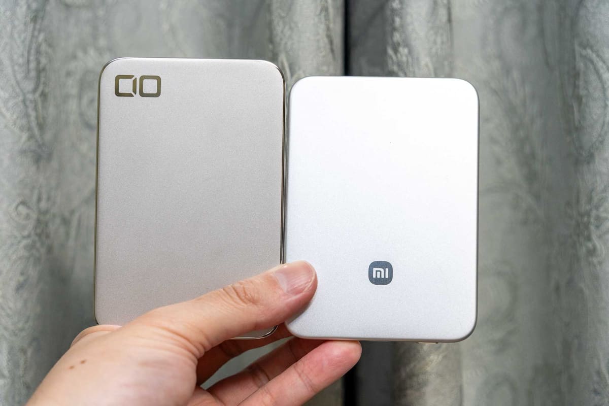 左がCIO「SMARTCOBY ULTRA SLIM 3K」、右がシャオミ「Xiaomi UltraThin Magnetic Power Bank」。長辺はCIOのほうが長い