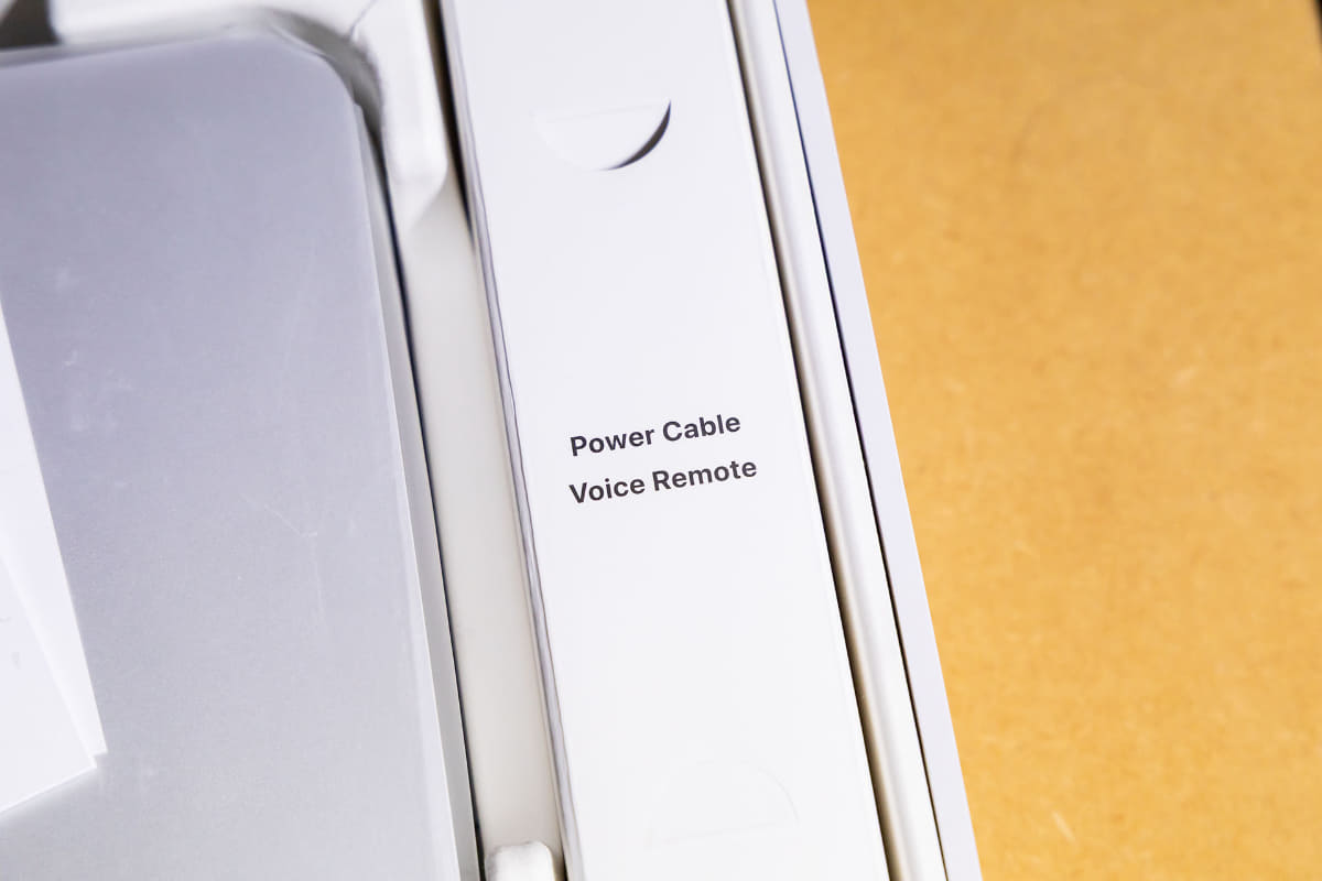 右側に電源ケーブルとリモコン