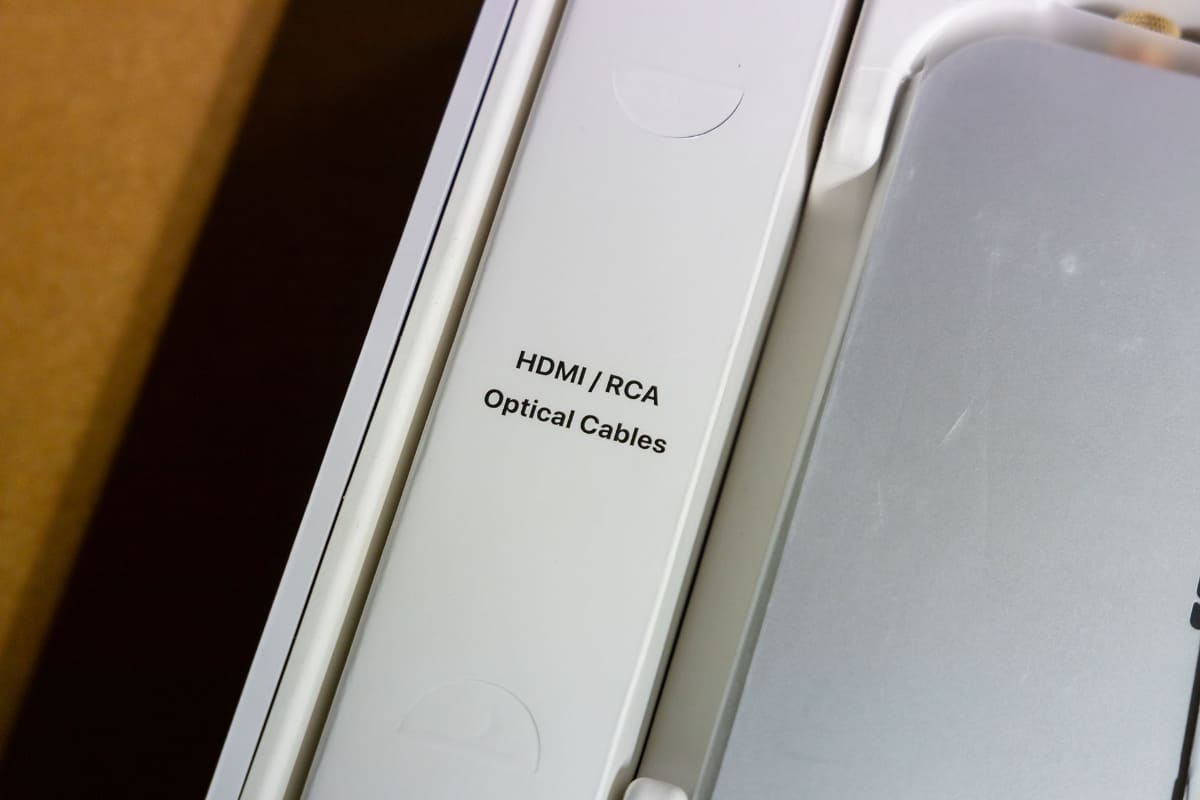 左側にHDMI、RCA、光ケーブル