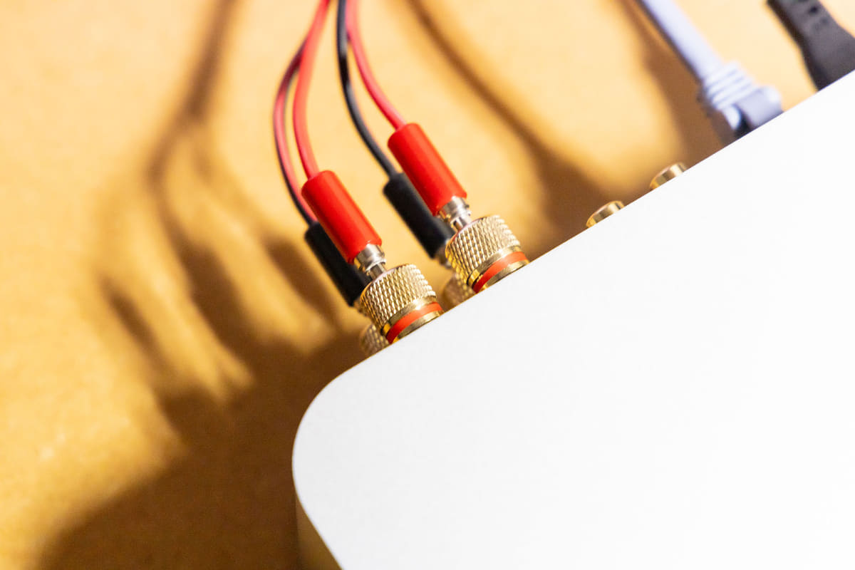 スピーカー端子幅が小さいので、バナナプラグがお勧め