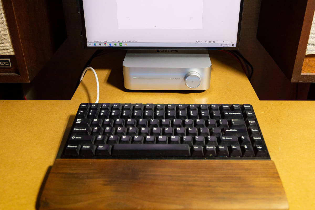 液晶ディスプレイの下に配置。このためにモニターアームを導入