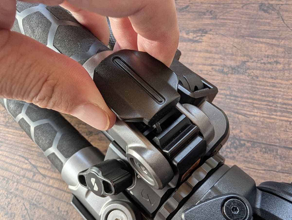 脚の開き具合は3段階でロックがある