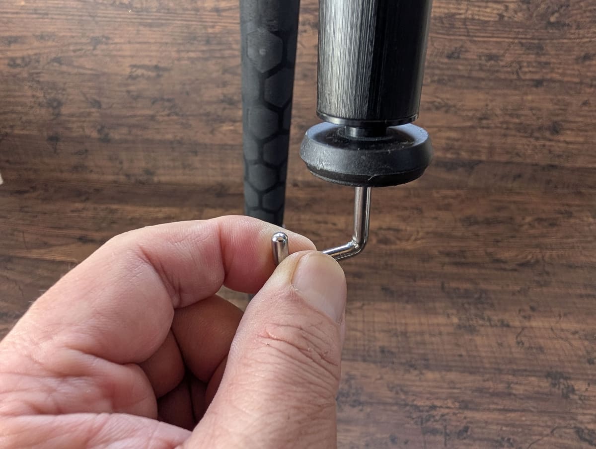 センターポールの下にフックがある