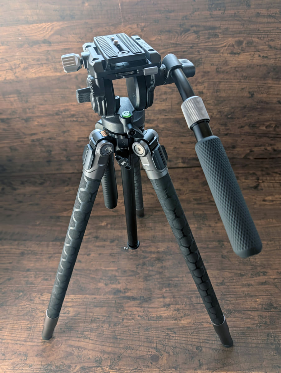 ヘッドを小型軽量化し、上位モデルと同じ重量に抑えた