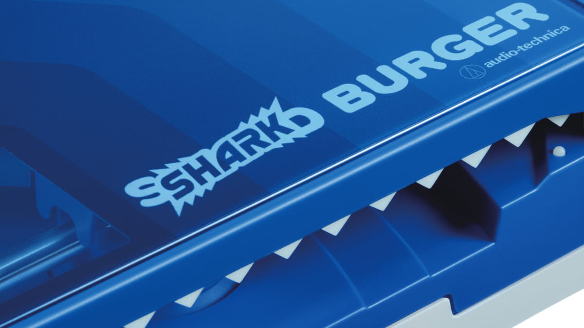 上蓋には、サメの歯を思わせるギザギザデザインを採用