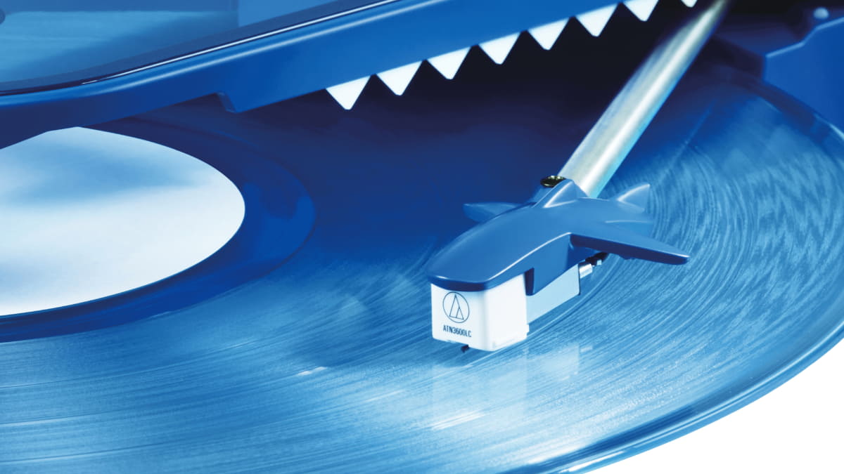 レコードの上を泳ぐサメ型レコード針