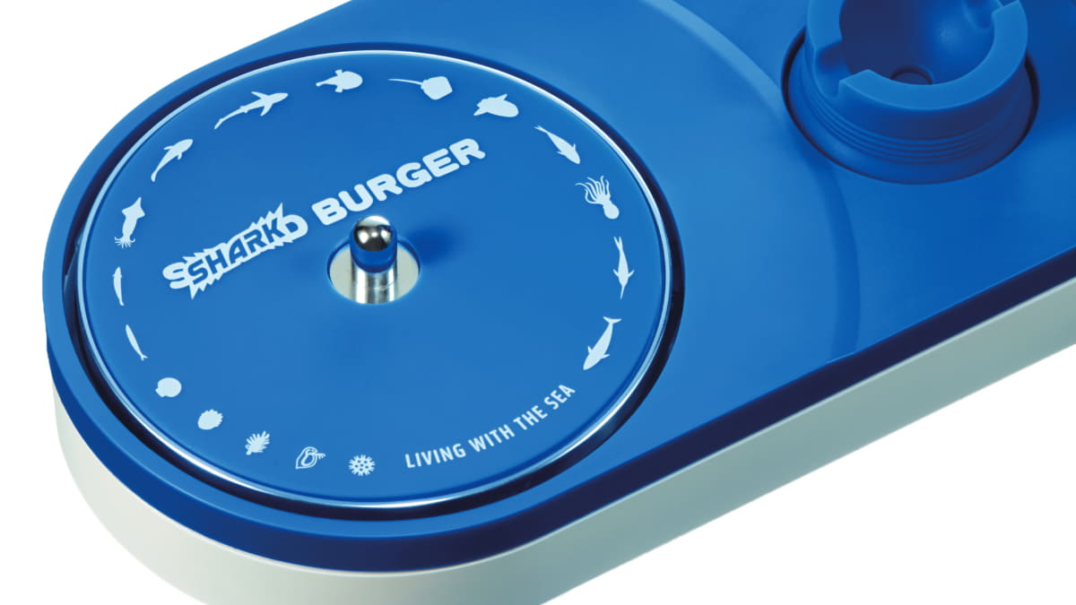 気仙沼湾の豊かな生態をあしらったスリップマット