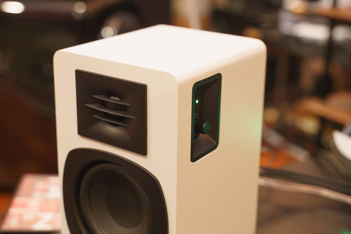 スピーカー側のボリュームは全開で固定。音量調整はBR15 R2R側で行なった