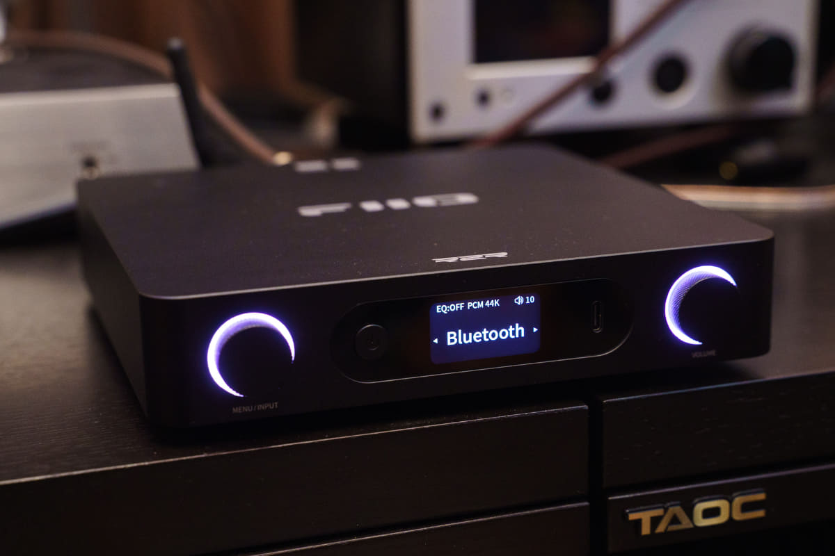 スピーカー側のボリュームは全開で固定。音量調整はBR15 R2R側で行なった