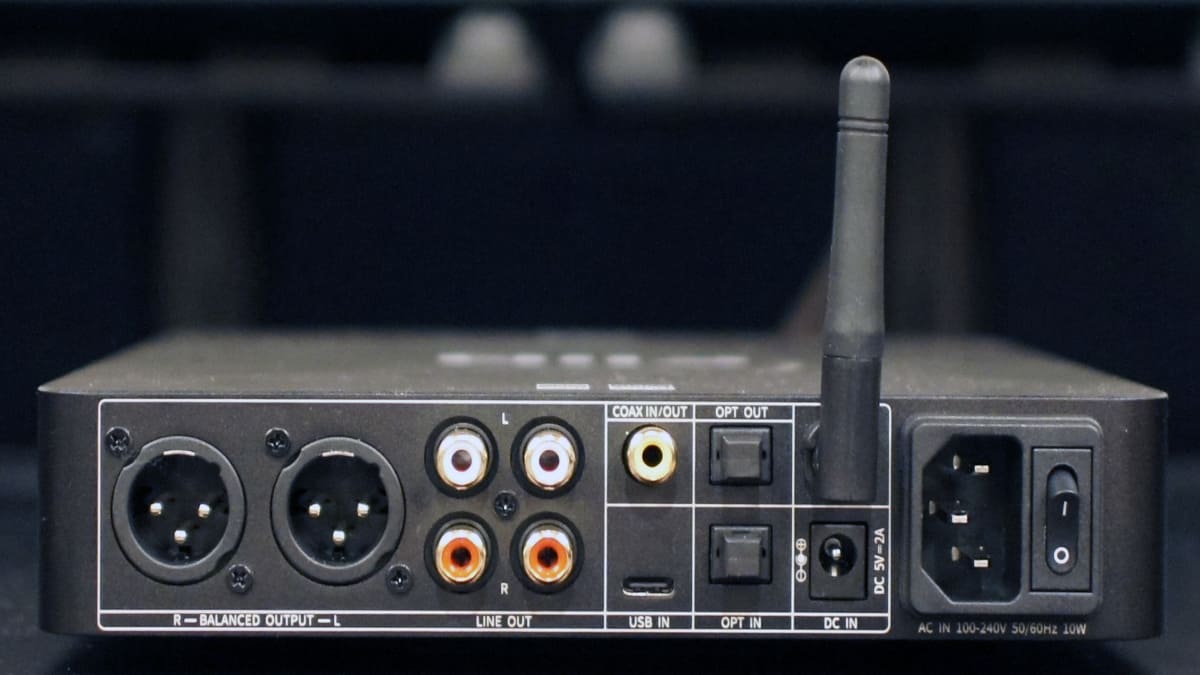 入力は光/同軸デジタル、USB-Cを備える。出力は光デジタル、アナログ出力はRCA×2、XLR×1。AC電源用端子のほか、DC電源用入力もある