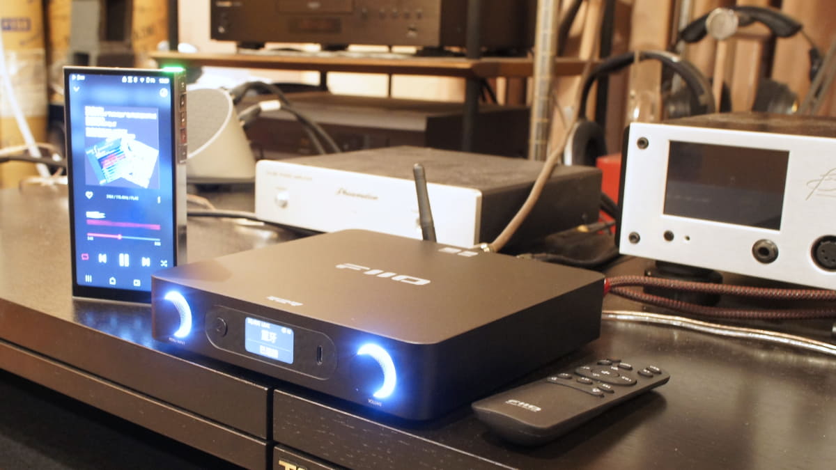 組み合わせたPD10と一緒に撮影。実際は無線接続なので、プレーヤーは手元で使っている