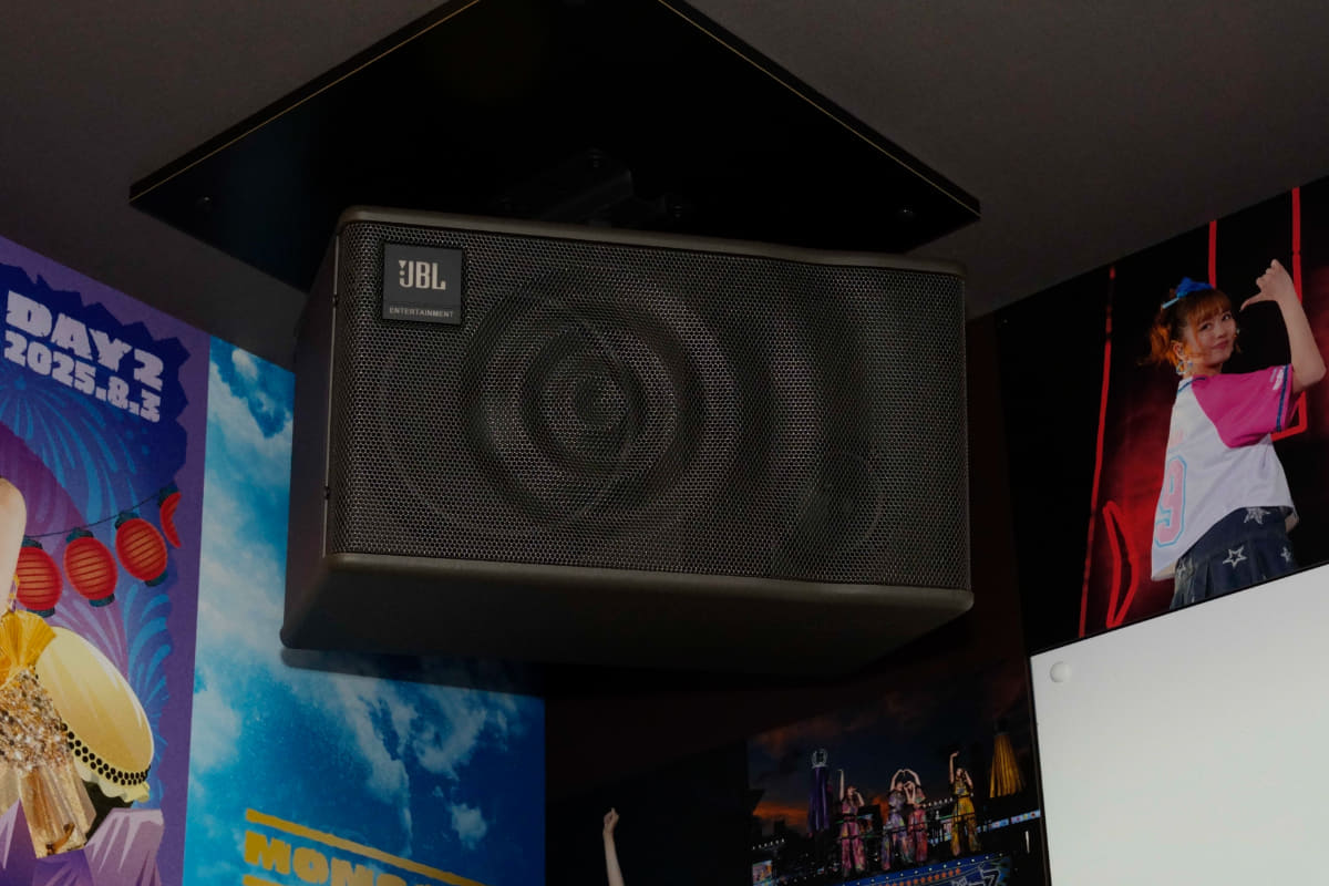 このコラボルームはカラオケ用のスピーカーも特別にJBLのスピーカーを設置