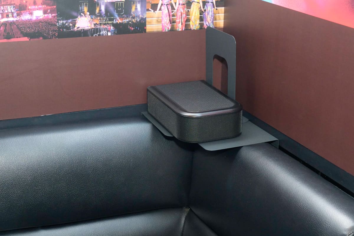 モニターの向かい側に設置されたリアスピーカー部