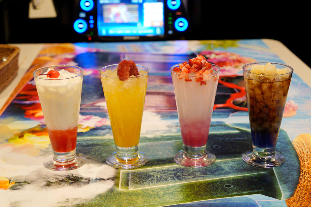 コラボドリンク。左から百田夏菜子さん、玉井詩織さん、佐々木彩夏さん、高城れにさんをイメージしたもの