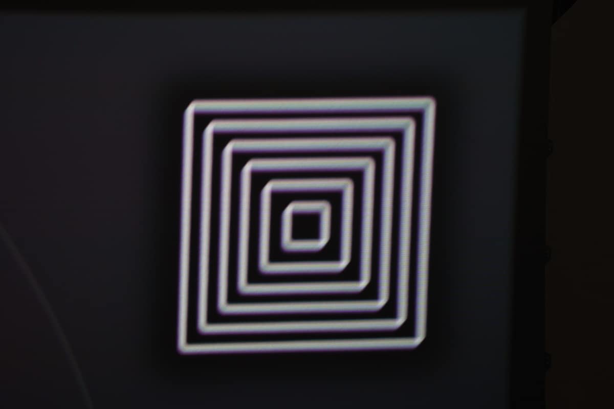 プロジェクターから一番遠い、右上のフォーカス調整マークをアップで撮影したもの。リモコンを使って調整すると