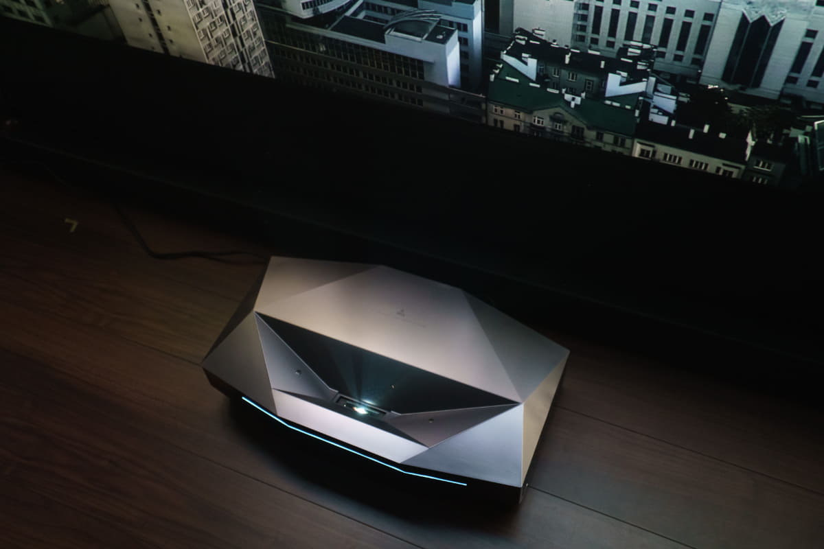 壁やスクリーンに、こんなに近い距離から大画面を投映できる