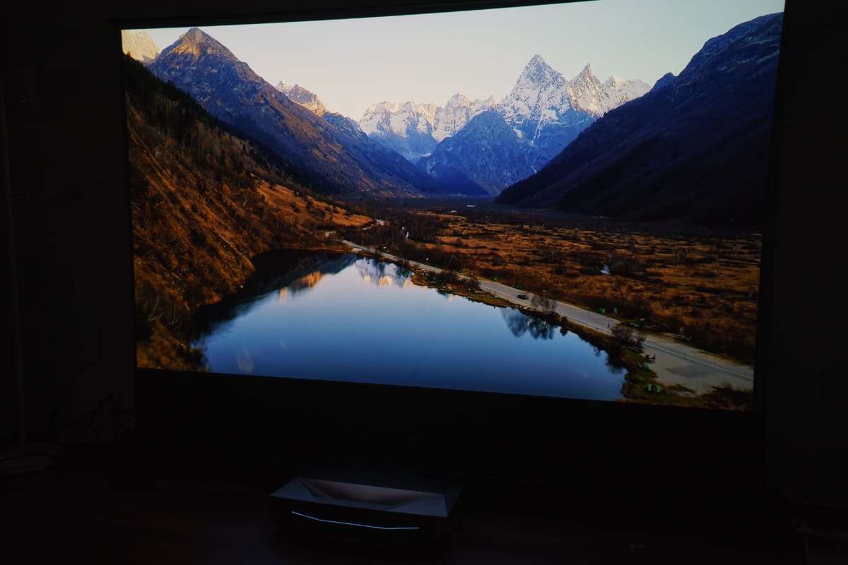 自立式の電動スクリーン、AWOL VISION「100インチ Cinematic+ 電動床置き式 ALR（環境光耐性）プロジェクタースクリーン」を使用した