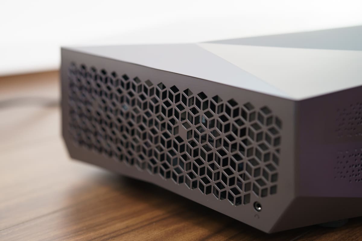 前面と両側面は格子状