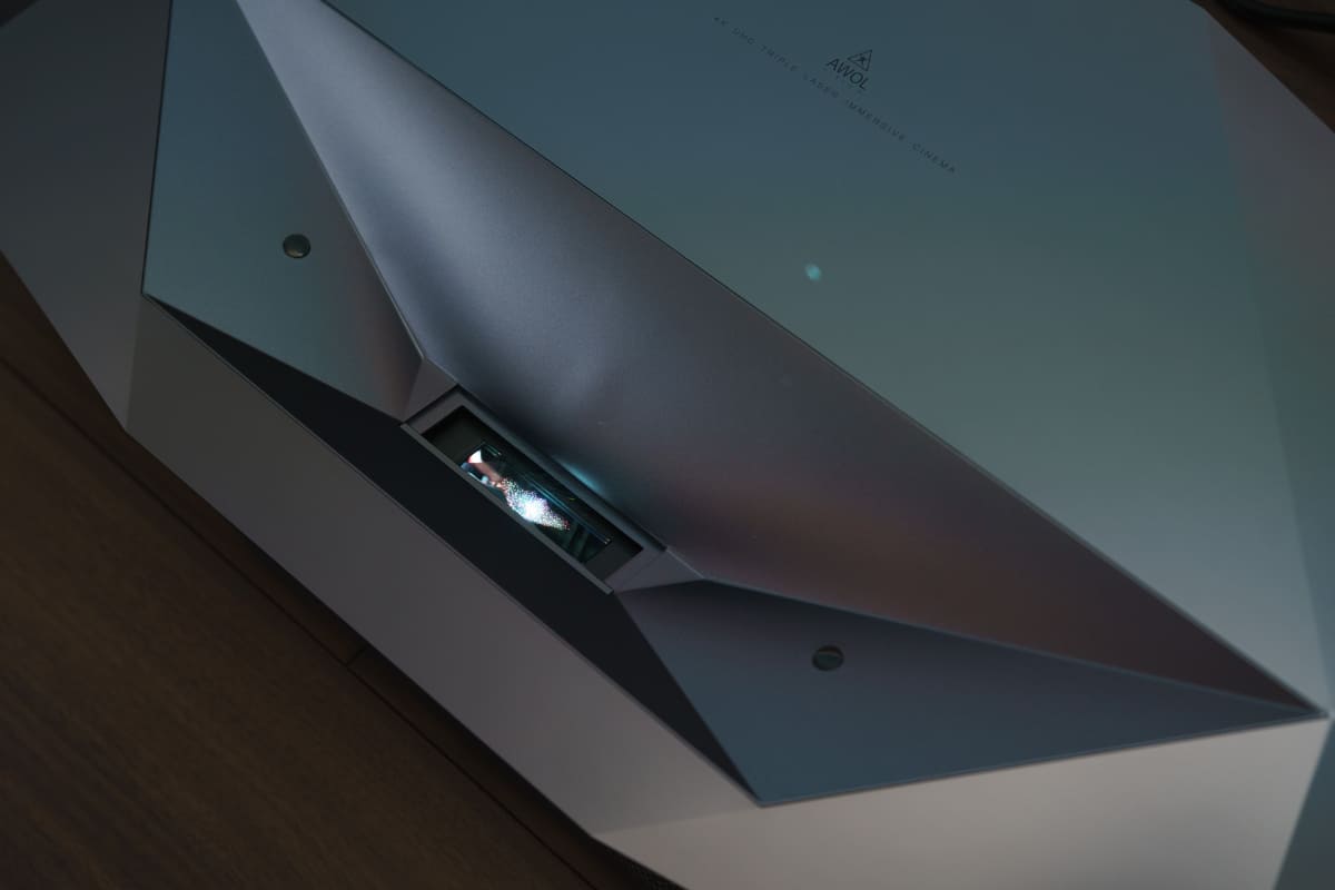 投映時にはカバーが自動で開き、レンズが現れる