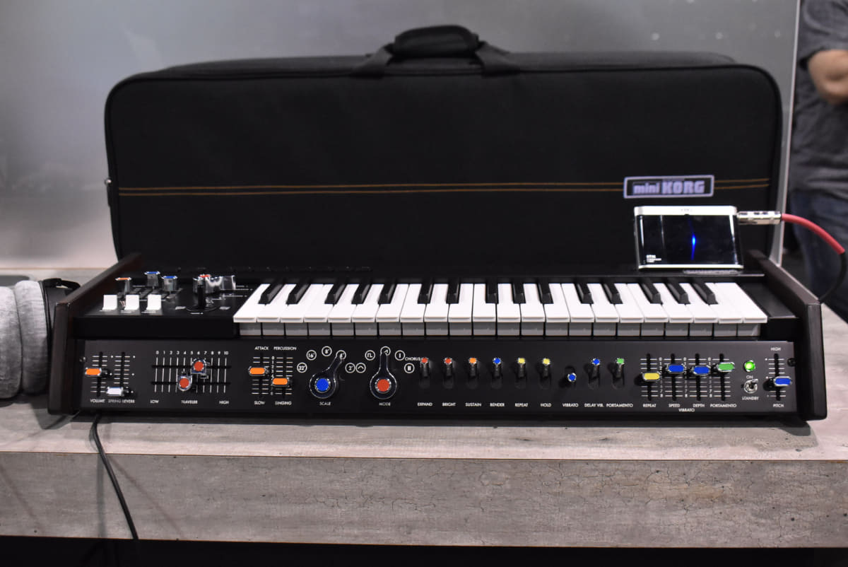 写真はminiKORG 700Sをミニサイズで復刻したminiKORG 700Sm