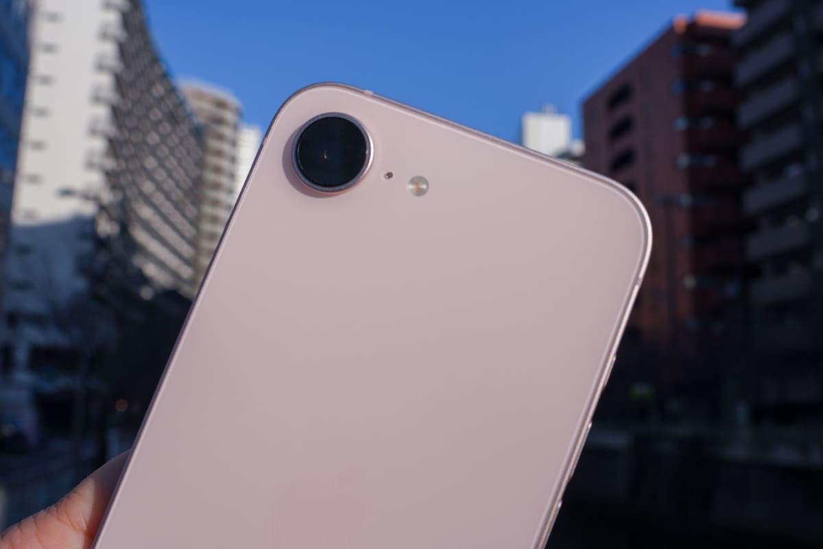 背面のカメラは1つ。写りは十分だが、広角がない点はiPhone Air同様留意が必要