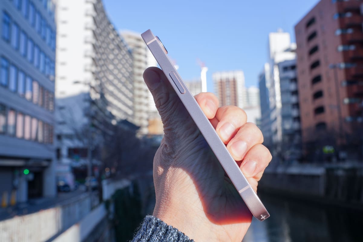 本体右側。電源ボタンだけがあり、カメラコントロールはない