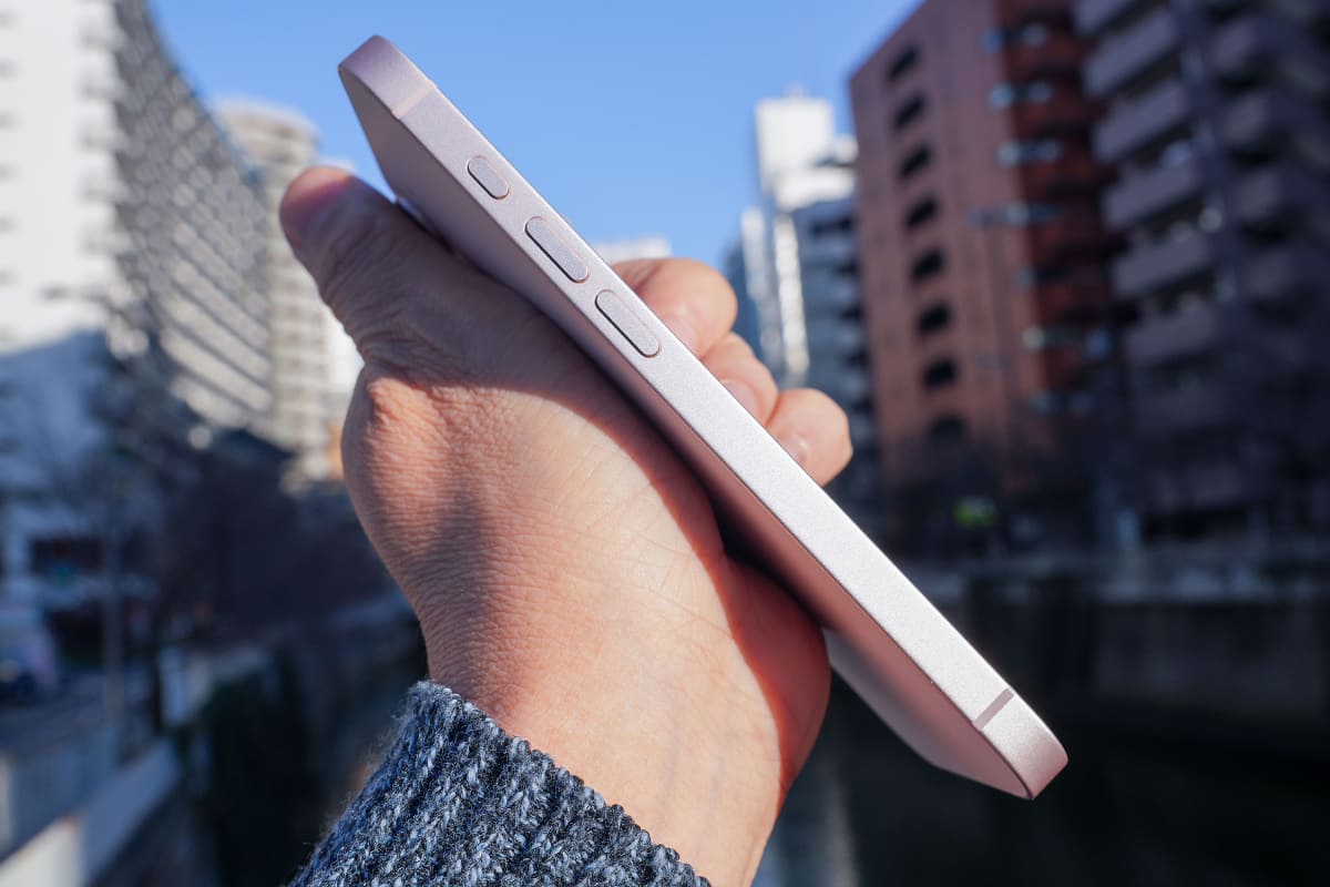 本体左側。アクションボタンとボリューム(上下)がある