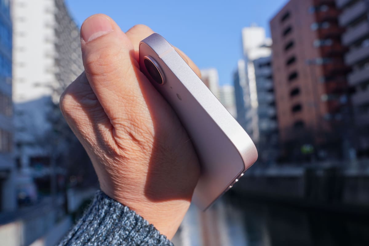 上面。アンテナのための切り欠きがあるだけ