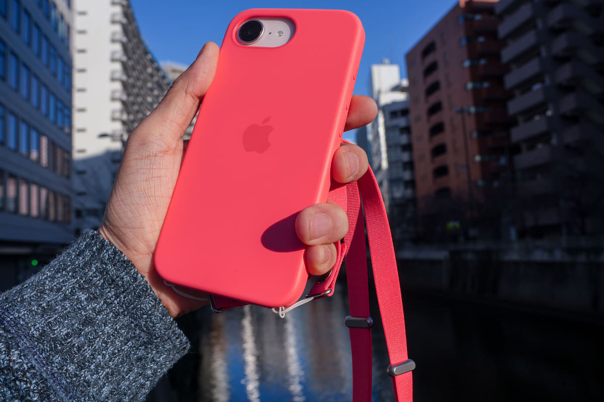 ケースとクロスボディストラップの新色「ブライトグアバ」。パッと艶やかな赤だ