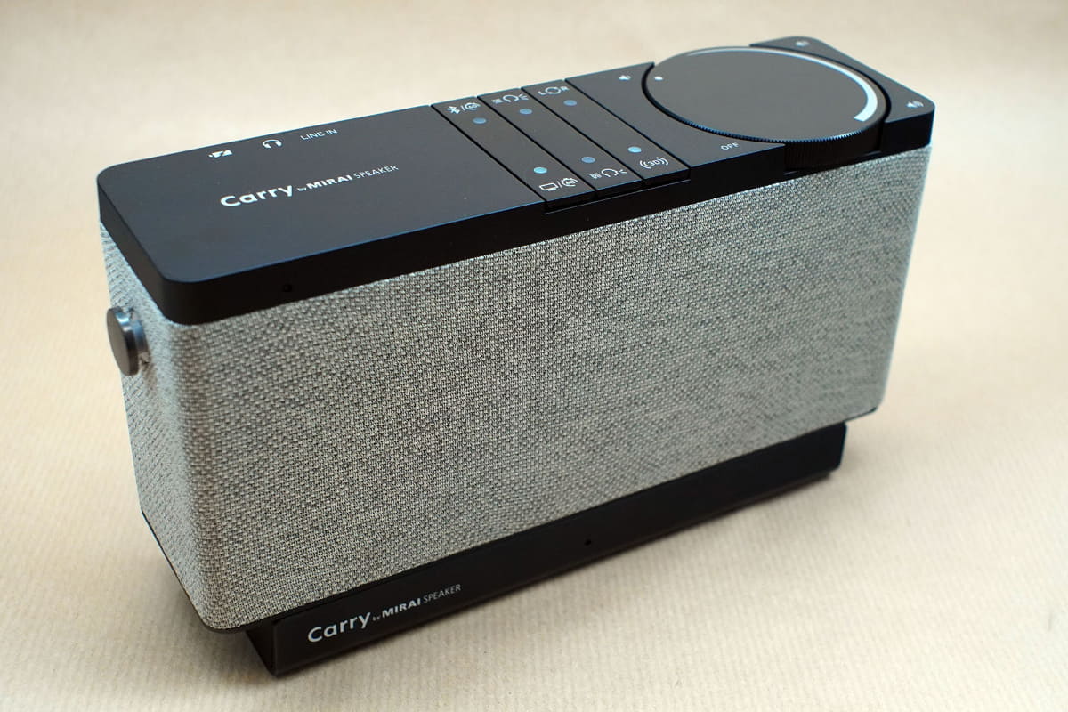 製品はスピーカー本体とベースユニットで構成される