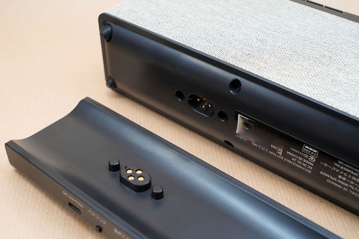 ベースユニットと本体は専用端子で接続する