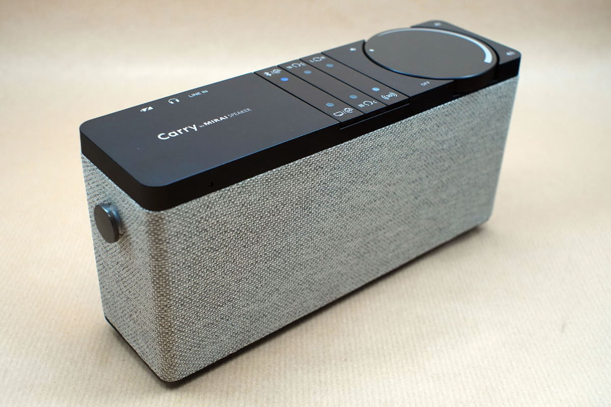 スピーカー本体は落ち着いた配色