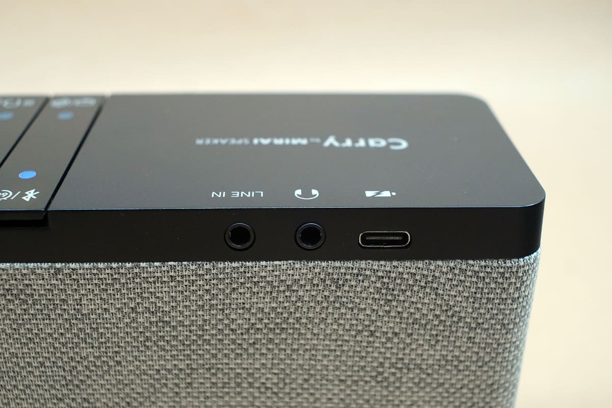 スピーカー背面にも入力がある