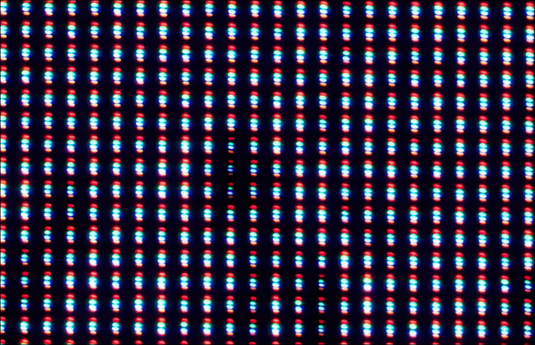 「163MX」の表面を、高倍率ズームレンズ搭載のミラーレス一眼で撮影した写真。黒領域が広いため、開口率はそれほど高くはない