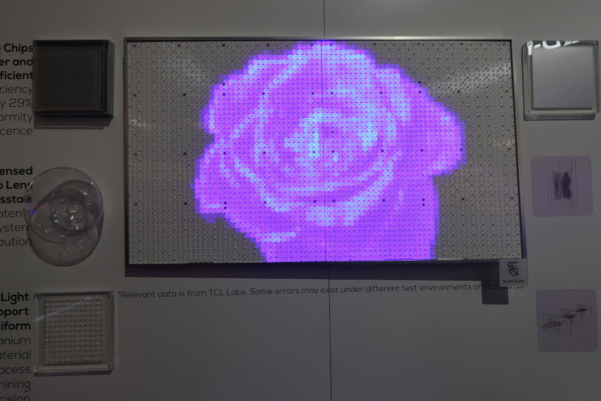 写真では白飛びしているが、SQD技術の展示コーナーでは、ミニLEDは、単色の紫色の明暗分布で表現されていた