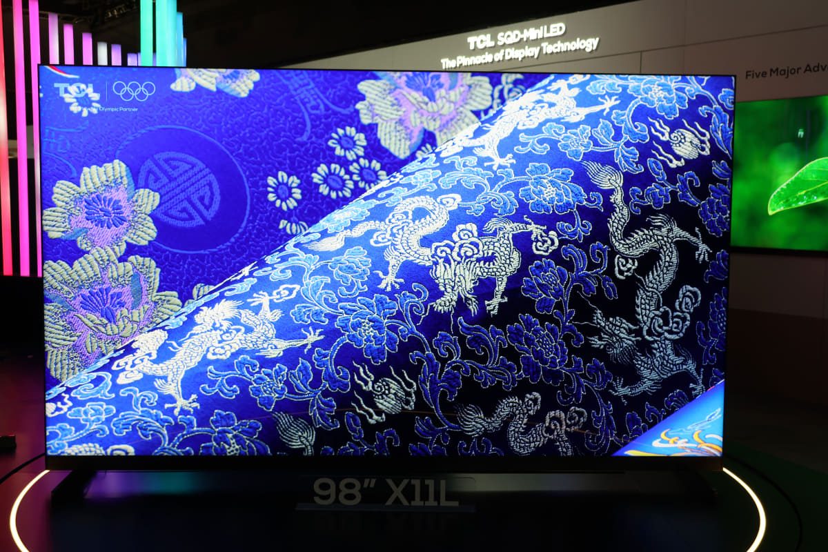 SQD技術採用液晶テレビとして展示されていた98インチの「X11L」。最大輝度はHDR10規格の最大値である1万nit。バックライトのエリア駆動分割ゾーン数は最大約2万という