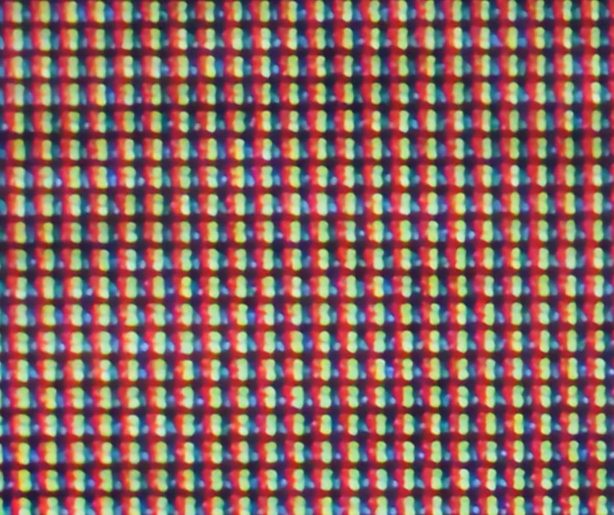 普通のデジカメでPG34WCDNの表示面をズーム接写した写真。画像が鮮明でなくて恐縮だが、確かにQD-OLED特有の三角配置ではなく、液晶に近いRGBストライプ構造になっていることが分かる。ちなみに、RGBストライプ対応のQD-OLEDは“第五世代QD-OLEDパネル”に分類される