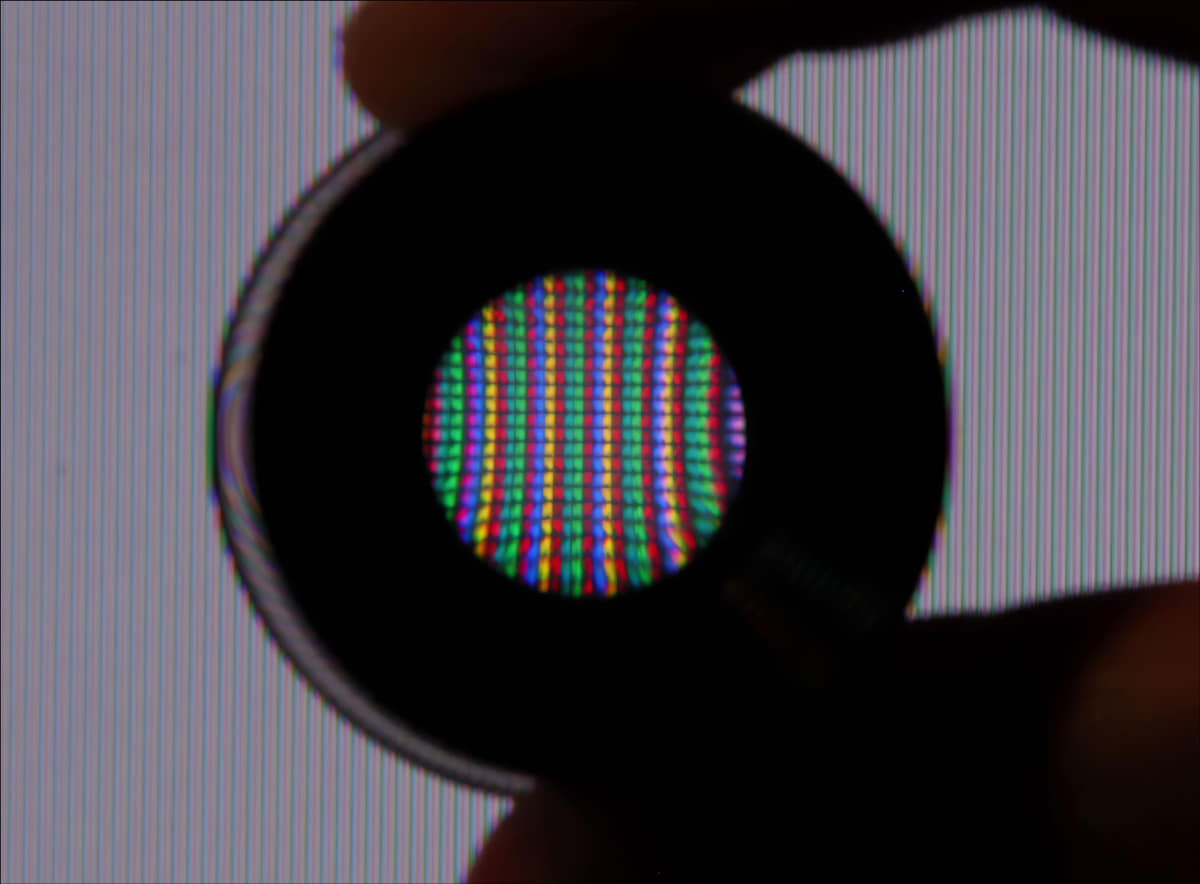 SIGGRAPH 2010で公開された、シャープの5原色「Quint Pixel」パネル(筆者撮影)。実はこちらの5原色パネルの方が先に試作され、のちに4原色「QUATTRON」が開発された