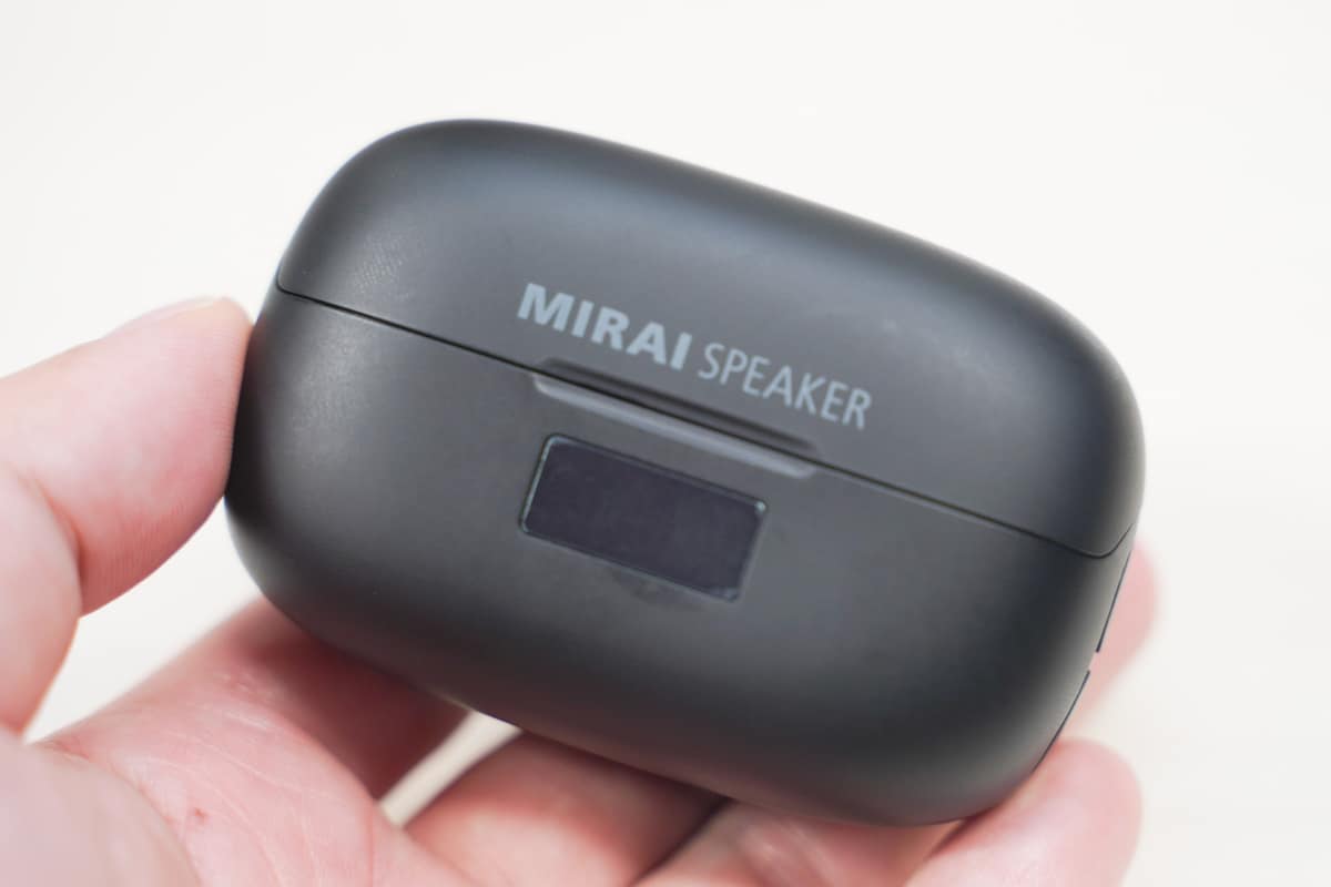 充電ケース。ロゴ下部にLEDディスプレイ