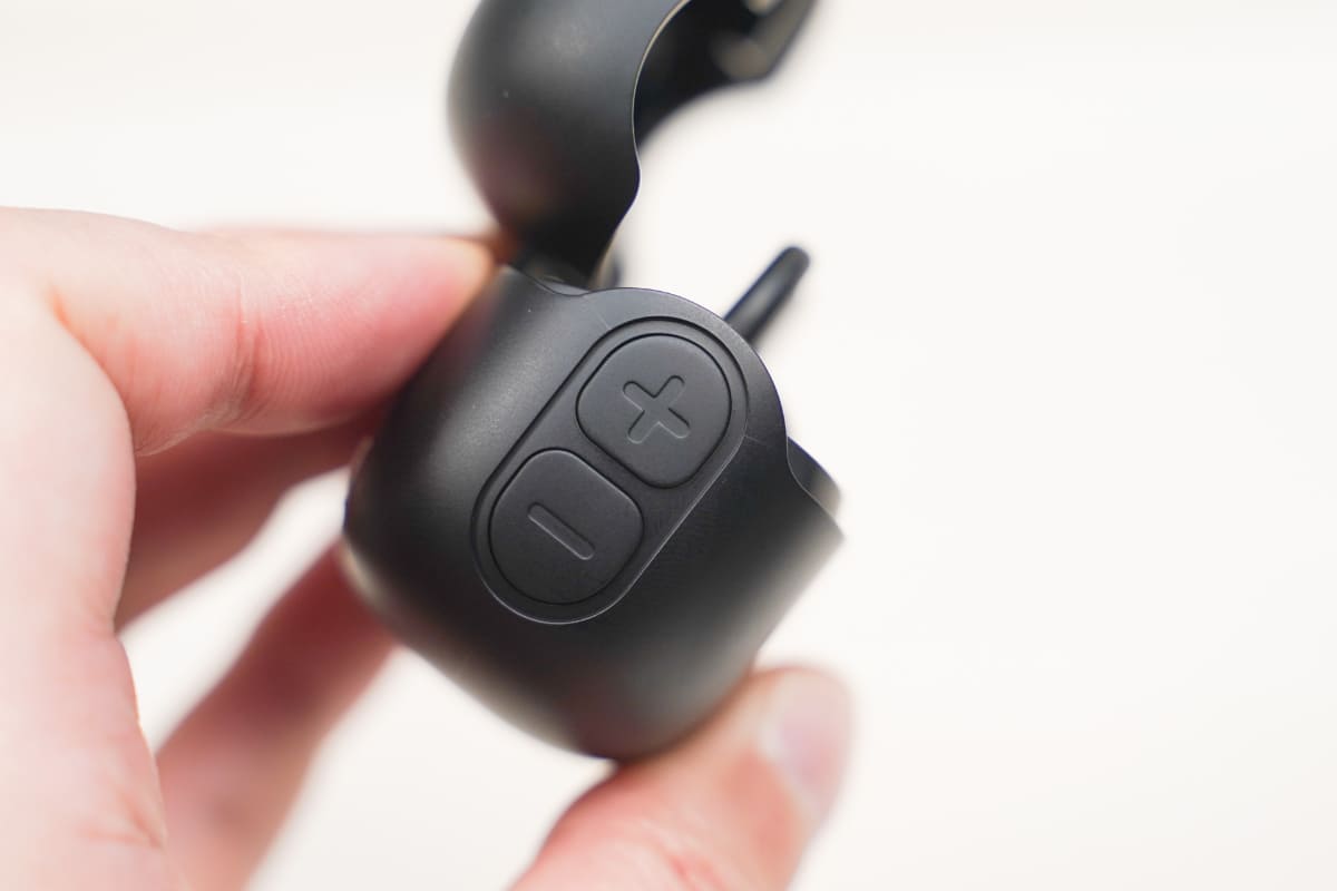 受電ケースの両側面に、左右の音量調整ボタンを個別に備えている。背面のボタンはシーン選択用だ