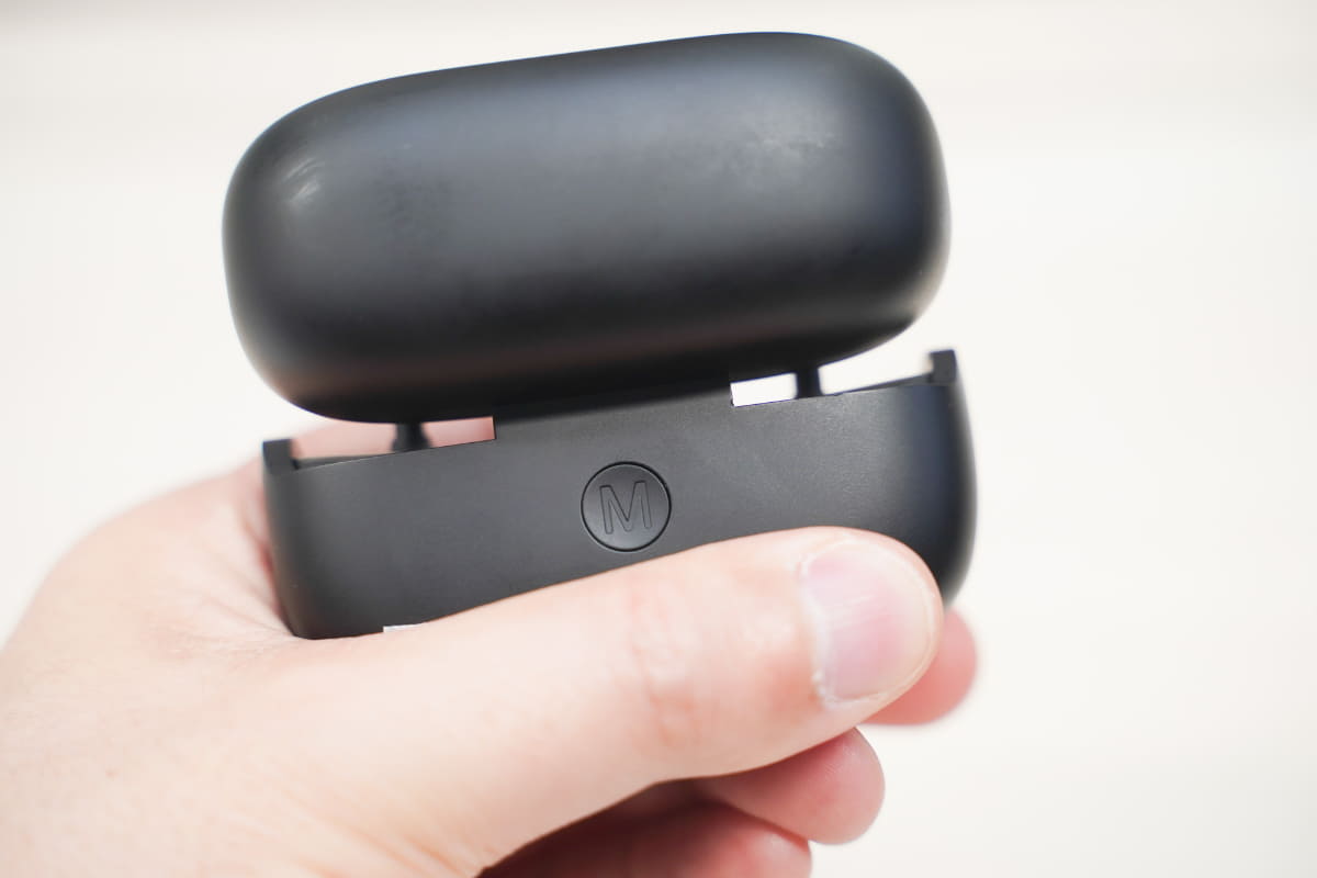 受電ケースの両側面に、左右の音量調整ボタンを個別に備えている。背面のボタンはシーン選択用だ