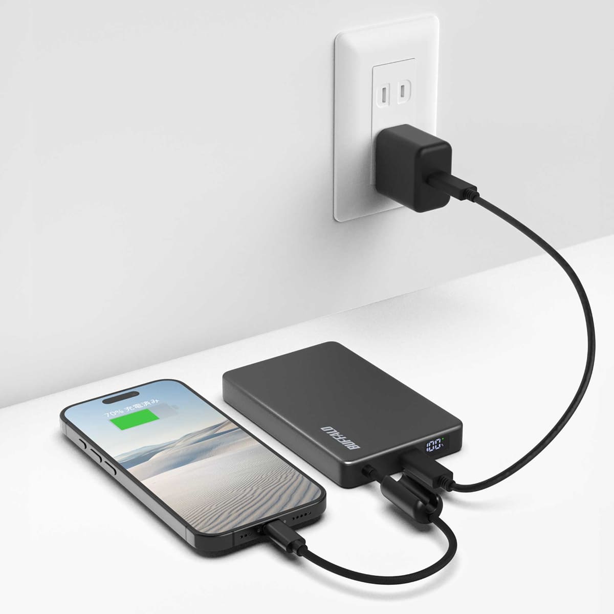 スマホを優先して順次充電する「パススルー機能」を備える