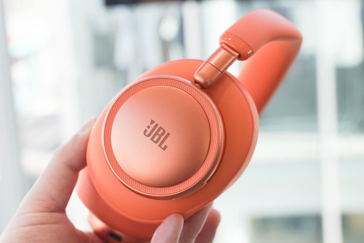 JBL Live 780NCにはブランドカラーを象徴するオレンジをラインナップ