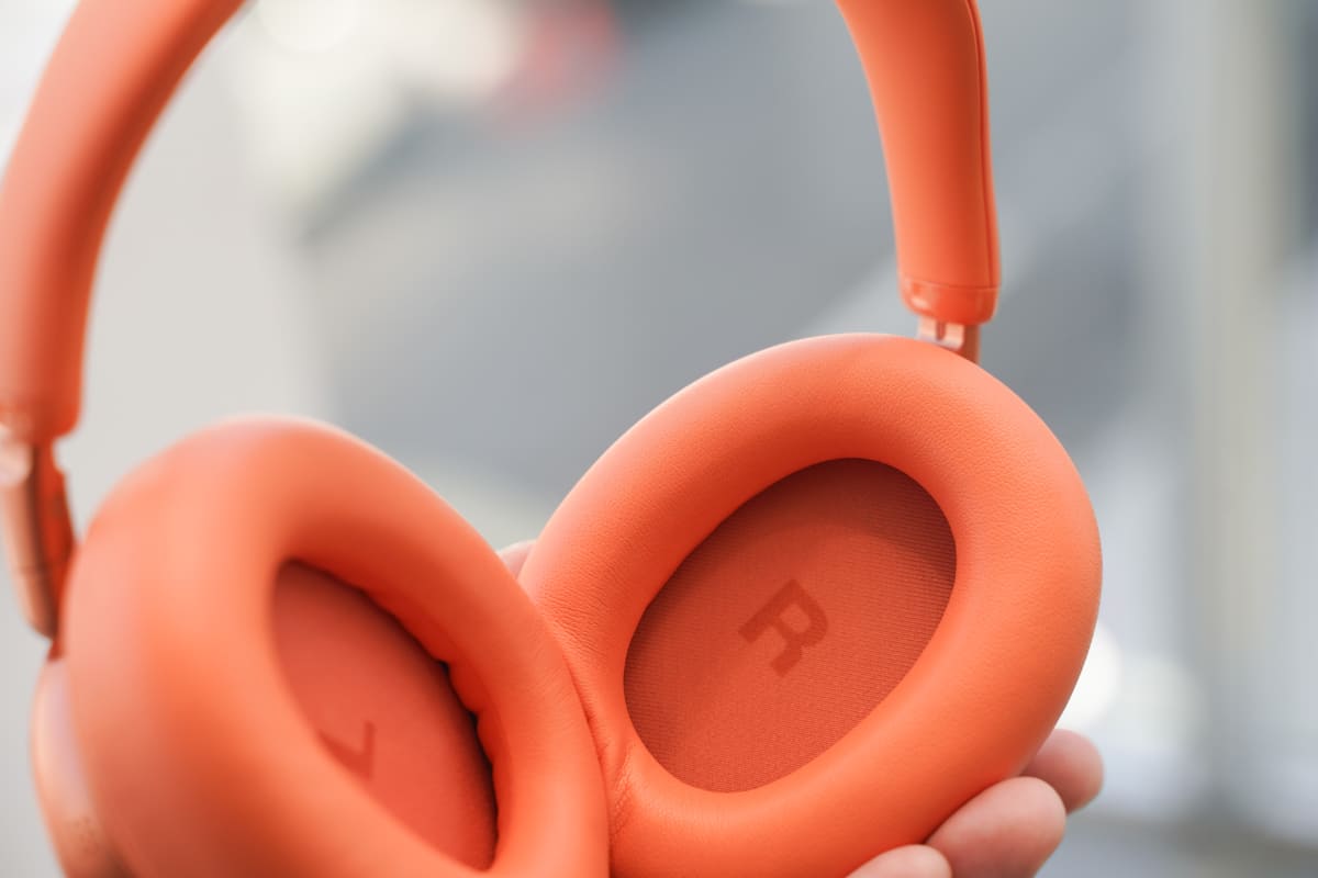 JBL Live 780NCにはブランドカラーを象徴するオレンジをラインナップ