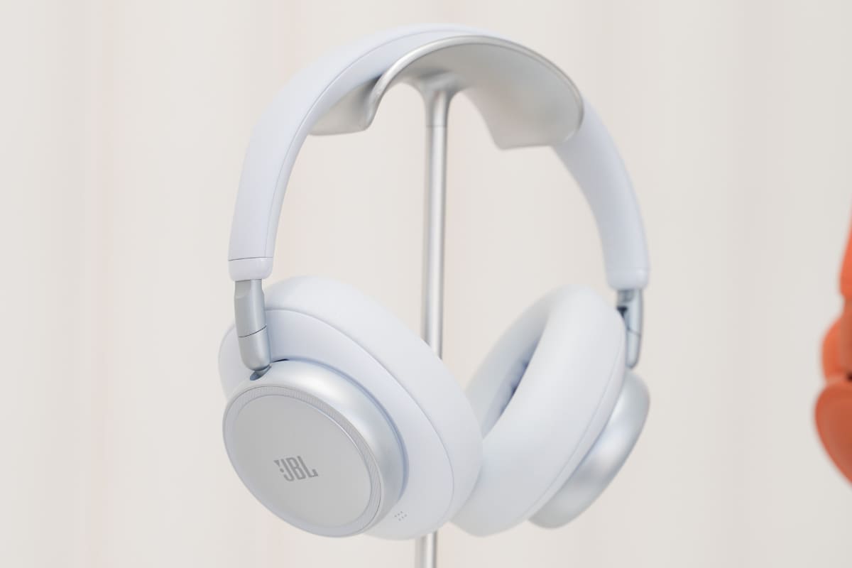 ホワイトはヨドバシカメラ限定